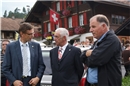 Warten auf die Landung: Regierungsrat Hans-Jörg Käser, Gemeindepräsident Peter K...