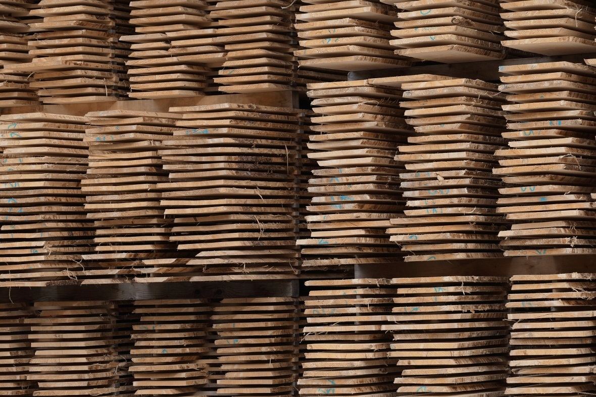 Warten auf die Weiterverabeitung: Holz im Aussenlager.