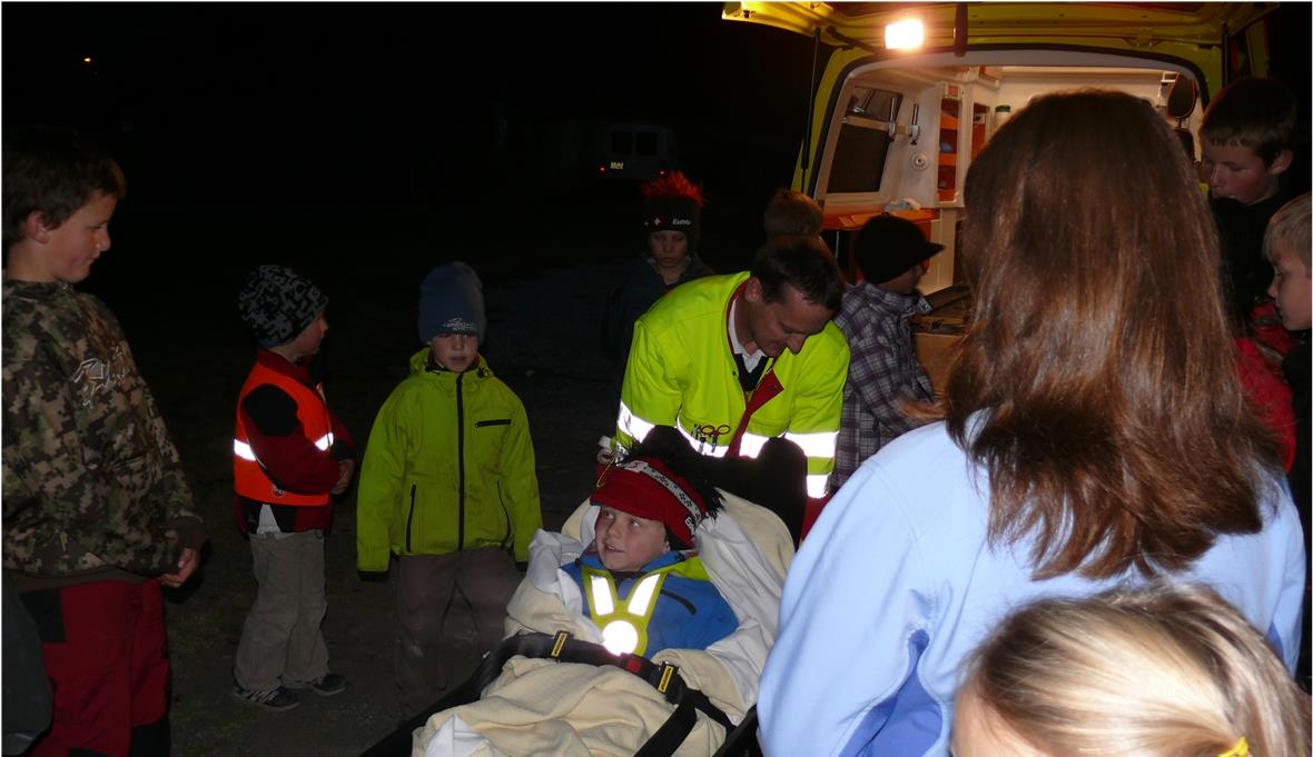 «Was passiert nach einem Unfall?» Einige Kinder konnten ausprobieren, wie es sich beim Transport in die Ambulanz anfühlt.