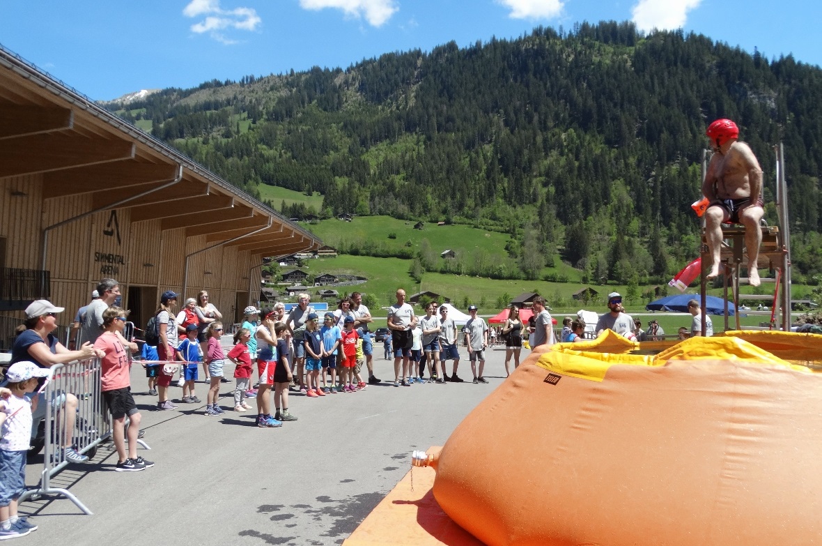 Was sich liebt, das neckt sich: Beim «Sprung-Bassin» konnte jemand «versenkt» we...