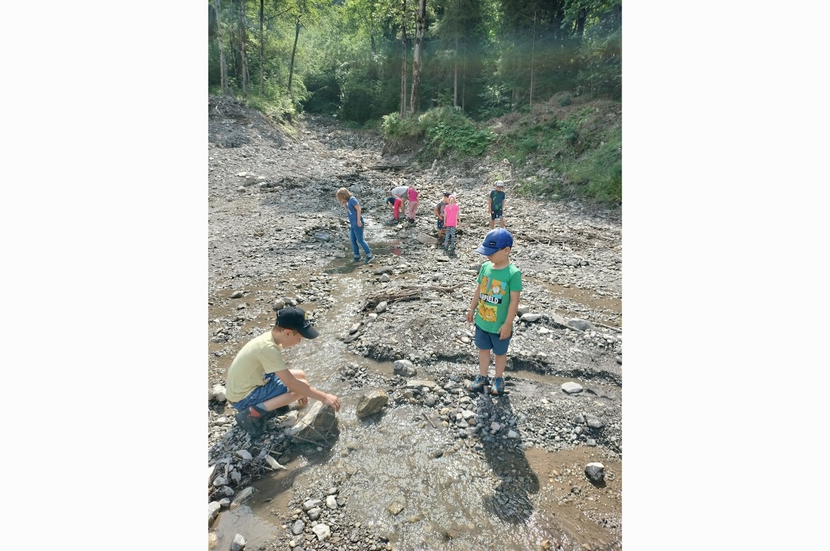 Wasser fasziniert wohl jedes Kind und spielerisch in einem Bachbett Seen, Bäche ...