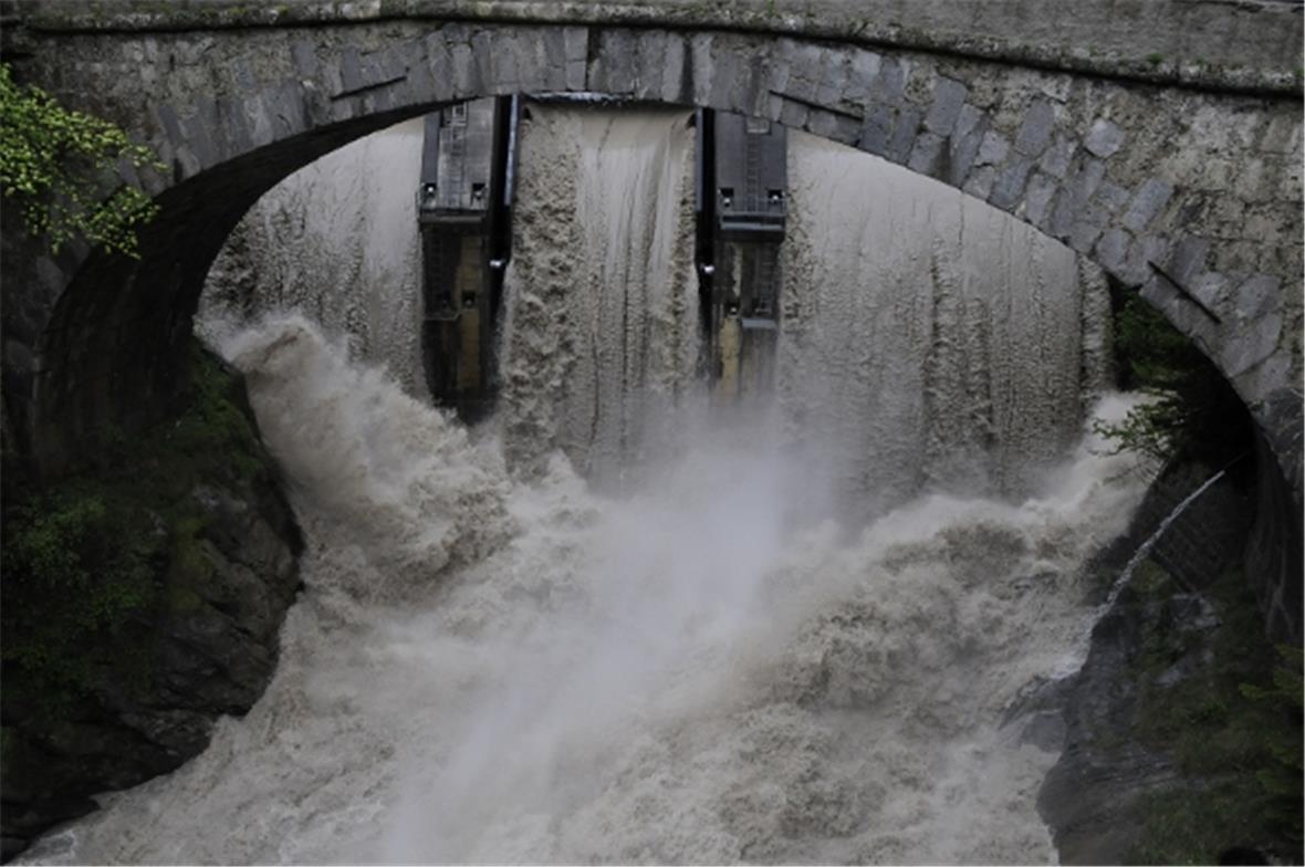Wasserfall beim Stauwehr in Wimmis: Alle drei Schleusen sind geöffnet.