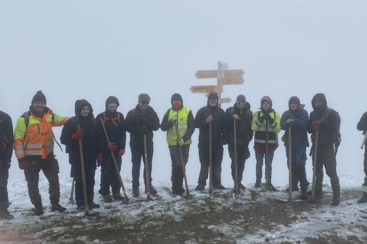 Wegarbeiten bei garstigem Wetter: Die 10. Klasse des IDM Zweisimmen liess sich jedoch nicht abschrecken.