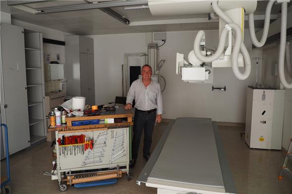 Wegen Übertretung gegen das Gastgewerbegesetz muss Beat Salzmann acht Tage gemeinnützige Arbeit im Spital Zweisimmen leisten. Am ersten Tag half er bei der Demontage der Röntgenanlage, die durch eine neue ersetzt wird.