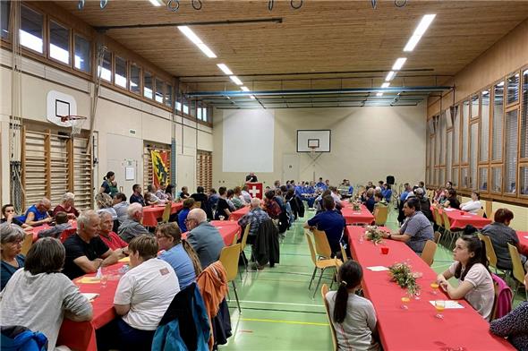 Wegen angekündigtem schlechtem Wetter versammelten sich fast 100 Personen zur Bundesfeier in diesem Jahr in der Turnhalle, statt unter freiem Himmel.