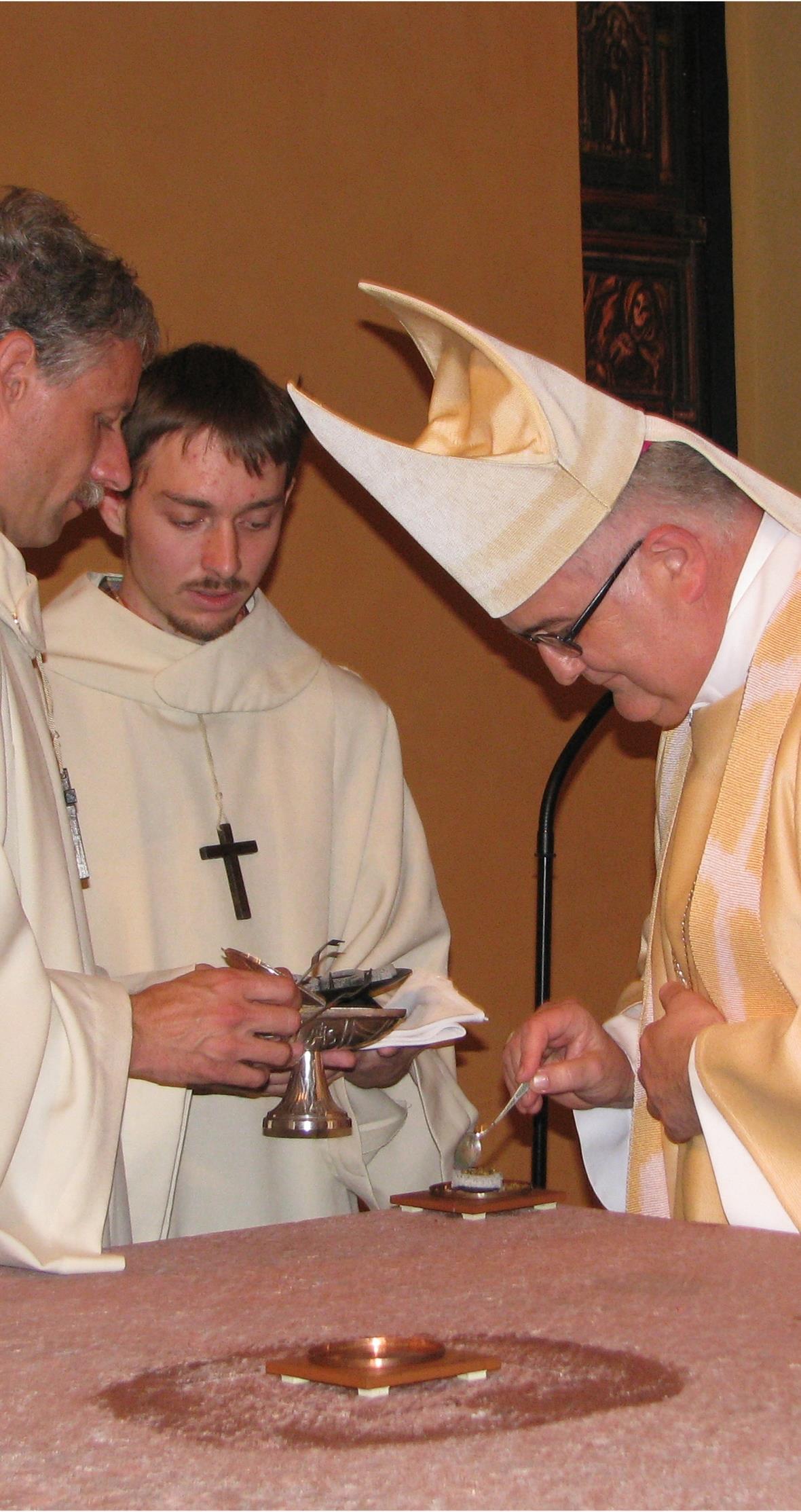 Weihbischof Denis Theurillat weiht den neuen Altar in der restaurierten Josefskirche in Gstaad.