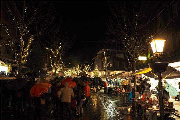 Weihnachtlich beleuchtete Bahnhofstrasse mit Ständen.