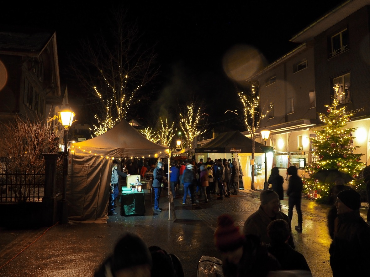 Weihnachtlich beleuchtete Bahnhofstrasse mit Ständen.