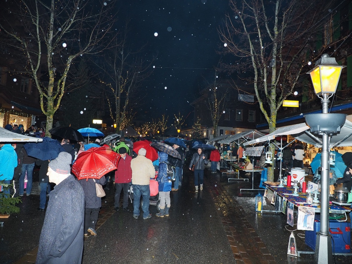Weihnachtsstimmung in Zweisimmen an der Bahnhofstrasse.