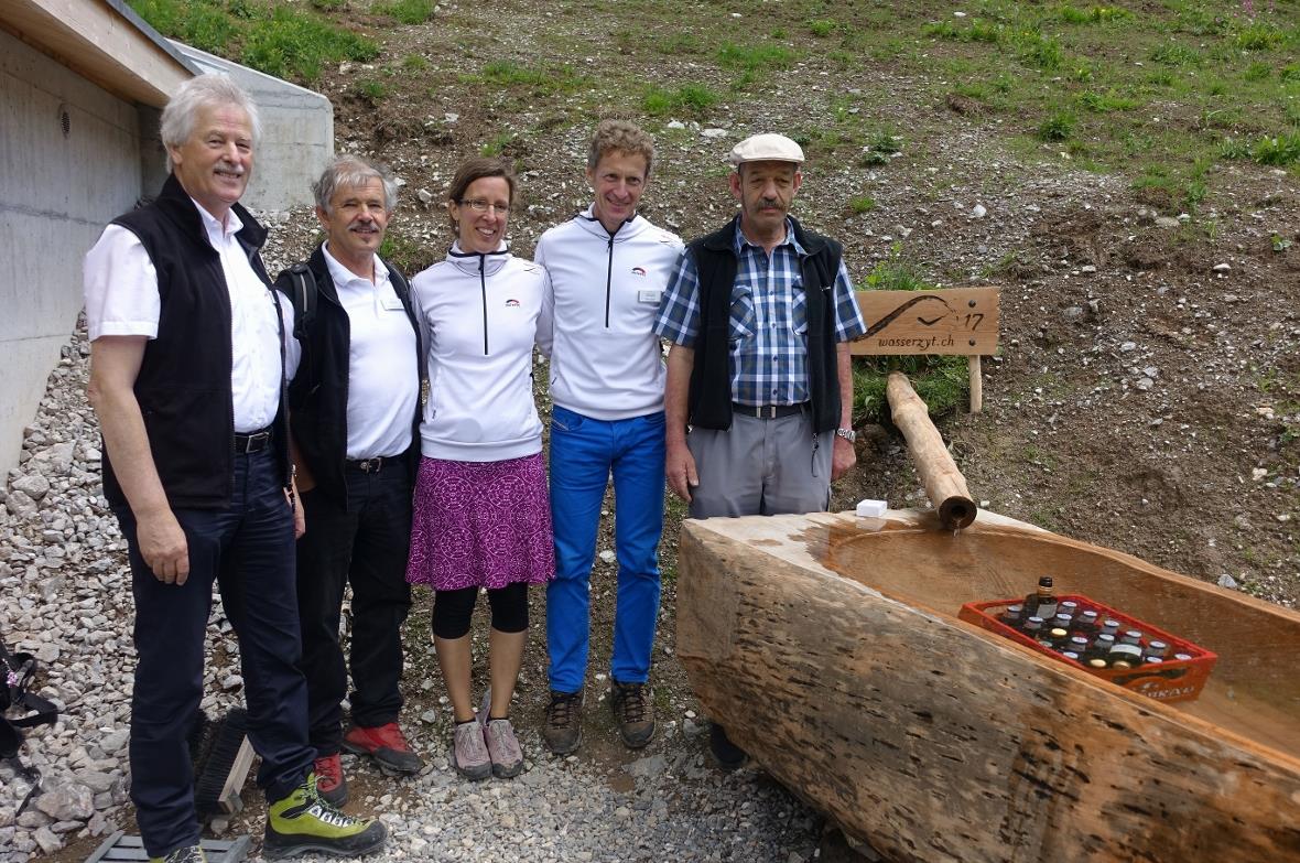Weihten gemeinsam den Wasserzyt-Brunnen beim Seehüttli ein: Alfred Schwarz, Ueli...