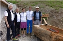 Weihten gemeinsam den Wasserzyt-Brunnen beim Seehüttli ein: Alfred Schwarz, Ueli...