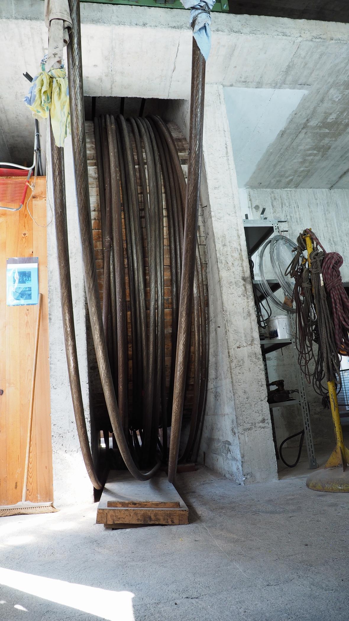 Weil das Seil jedes Jahr geschoben werden muss, hat es in der Mittelstation noch...