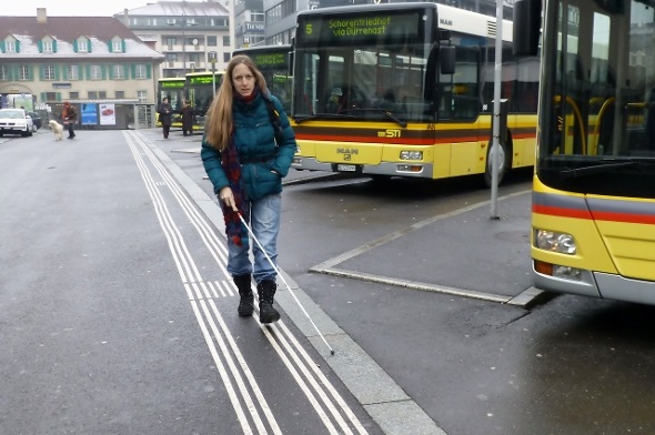 Weisse, erhobene Linien ermöglichen ein sicheres Fortbewegen im öffentlichen Raum. Susanne Gasser am Bahnhof in Thun.