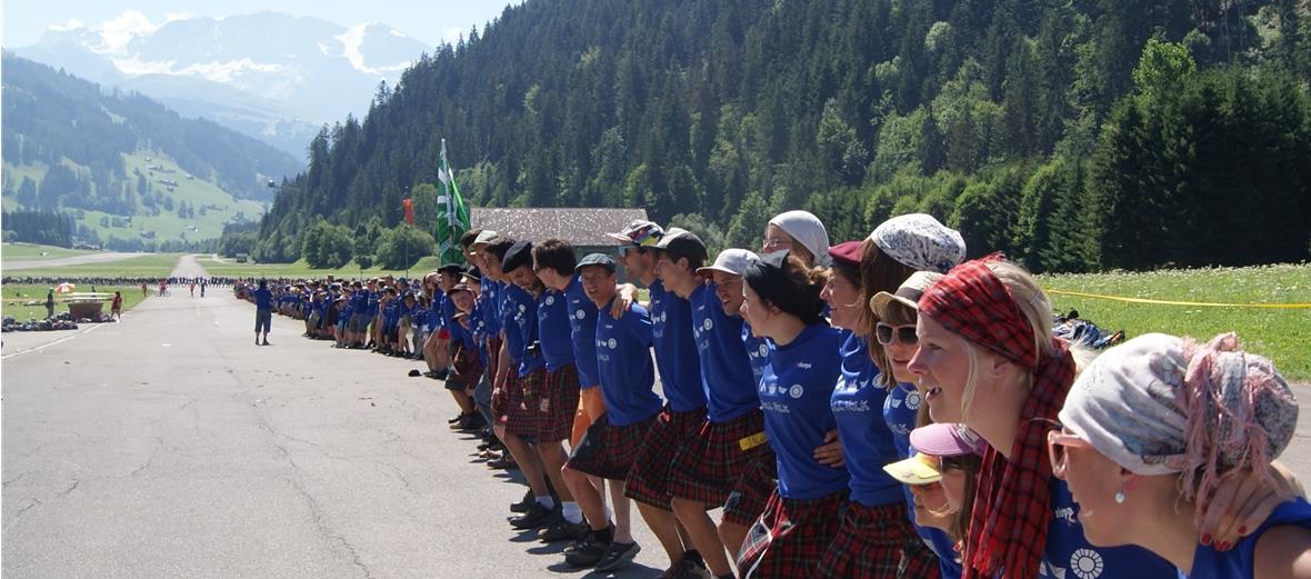 Weit über 3000 Jugendliche des Luzerner JUBLA 2010 bildeten vor der herrlichen Kulisse des Wildstrubels eine Kreistanzformation mit einem Umfang von 1800 Metern und einem Durchmesser von über 500 Metern.
