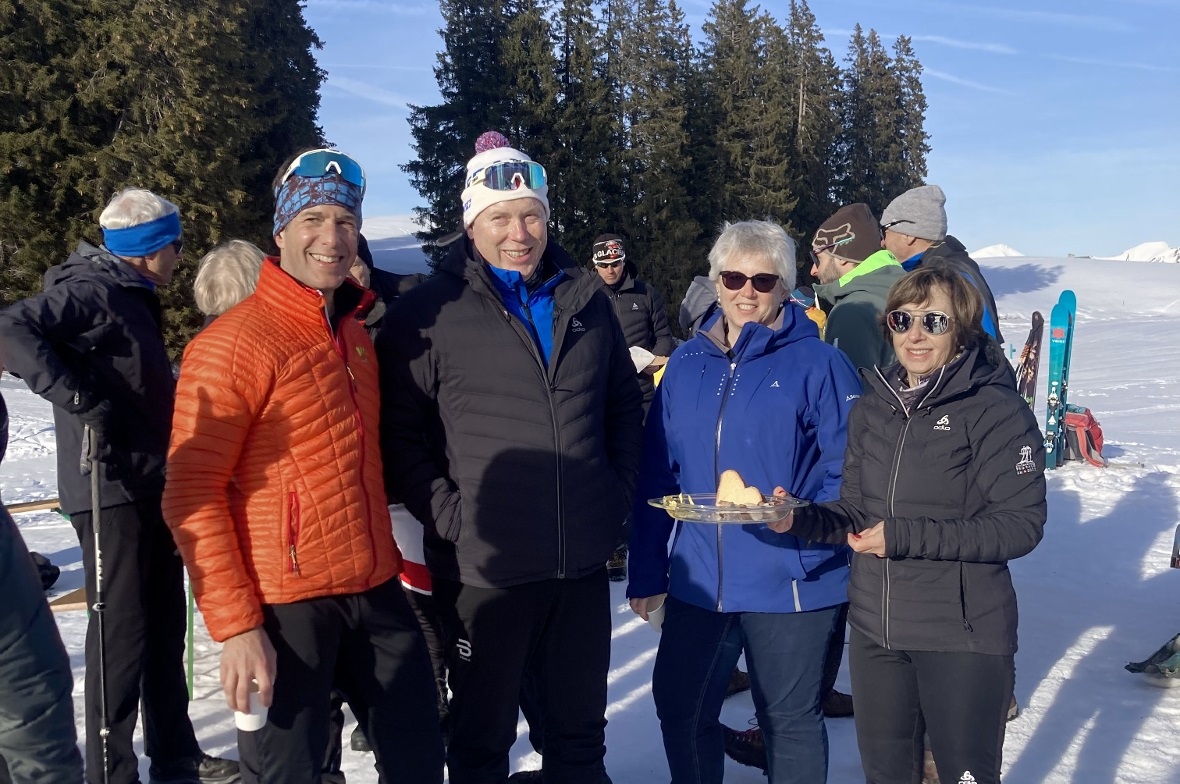 Welch herrlicher Bratwurstduft, welch schönster Winter am Sparenmoos-Aktiv-Apéro: GST-Tourismusdirektor Flurin Riedi, Sparenmoos-Aktiv-Präsident Stefan Pfister, die Zweisimmer Gemeinderatspräsidentin Beatrice Zeller und Sparenmoos Service-Botschafterin Brigitte Hammer.