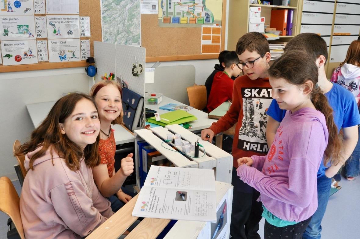 Welche Energieumwandlung entsteht beim Betreiben eines Lämpchens mit einer Batte...