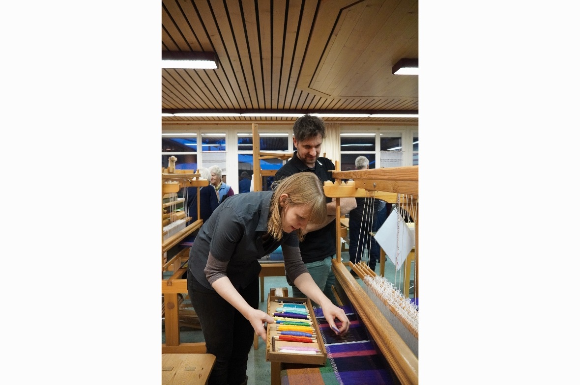 Welche Farbe würde da wohl passen? Barbara Moor und Jannik Sager von St. Stephan...