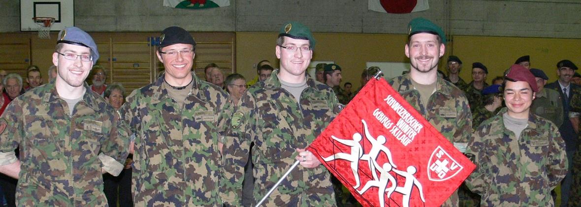Weniger Militär – mehr zivile Läufer ist am Zweitägeler Tendenz. Die SUOV-Jugendstandarte mit einem Altersdurchschnitt von 23,5 Jahren holte sich Hauptfeldweibel Urs Kräuchi, Wm Nicola Krebs, Oblt Peter Kräuchi, Oblt Martin Kräuchi und Sdt Tamara Buecher.