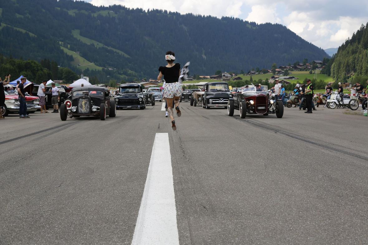 Wenn das Starter Girl die Fahne schwingt, geht es auf die 1/8 Mile