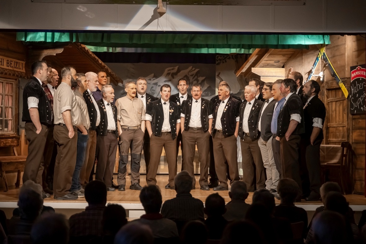 Wenn die 25 Mannen des Jodlerklub Flüehblüemli Därstetten die Bühne betreten ist...