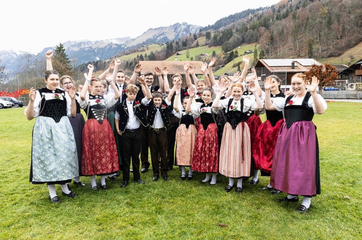 Wenn die Jodlerstimmen über Därstetten schweben, spürt man sofort: Hier wächst eine neue Generation heran, die das uralte Brauchtum mit jugendlicher Frische erfüllt – die Jungjodler Wyssi Burg Därstetten.