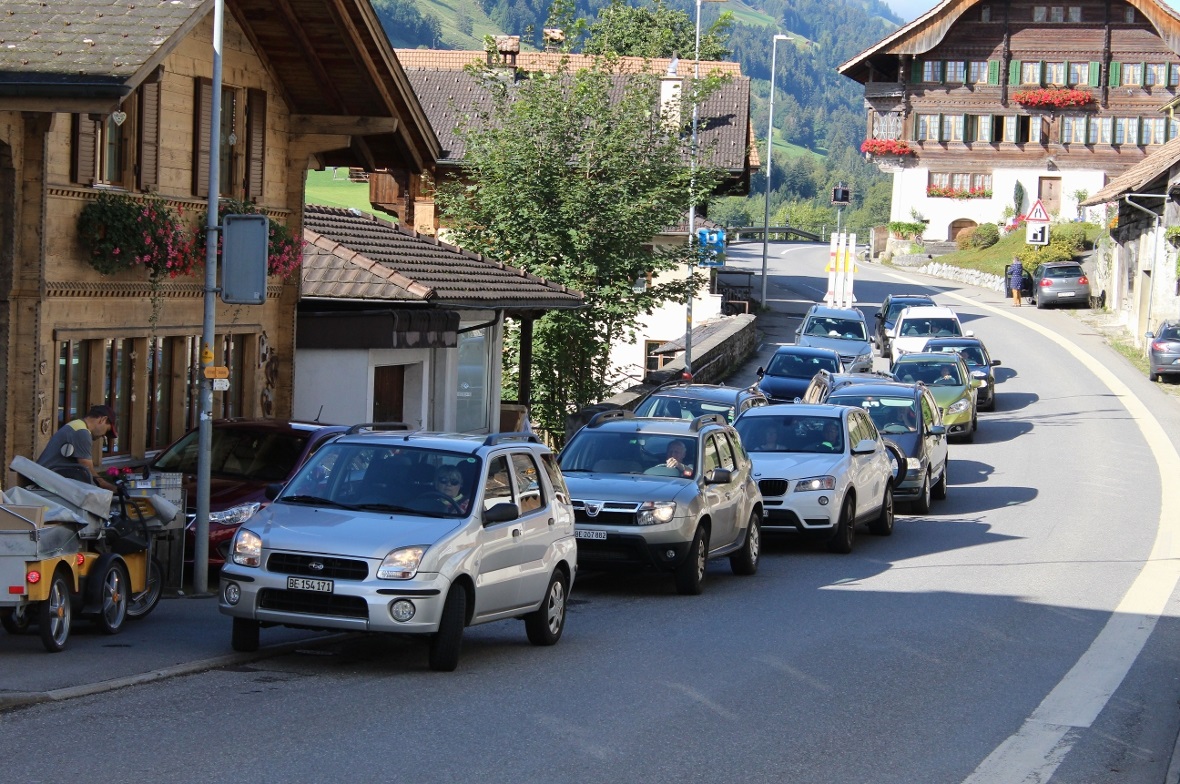 Wenn ein Lastwagen kommt, müssen die Autos zum Teil aufs Trottoir ausweichen.