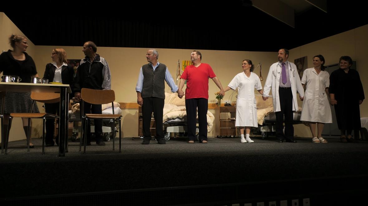 Wer fehlt denn noch? Die Theatergruppe Szenenwechsel kurz bevor der Vorhang fäll...