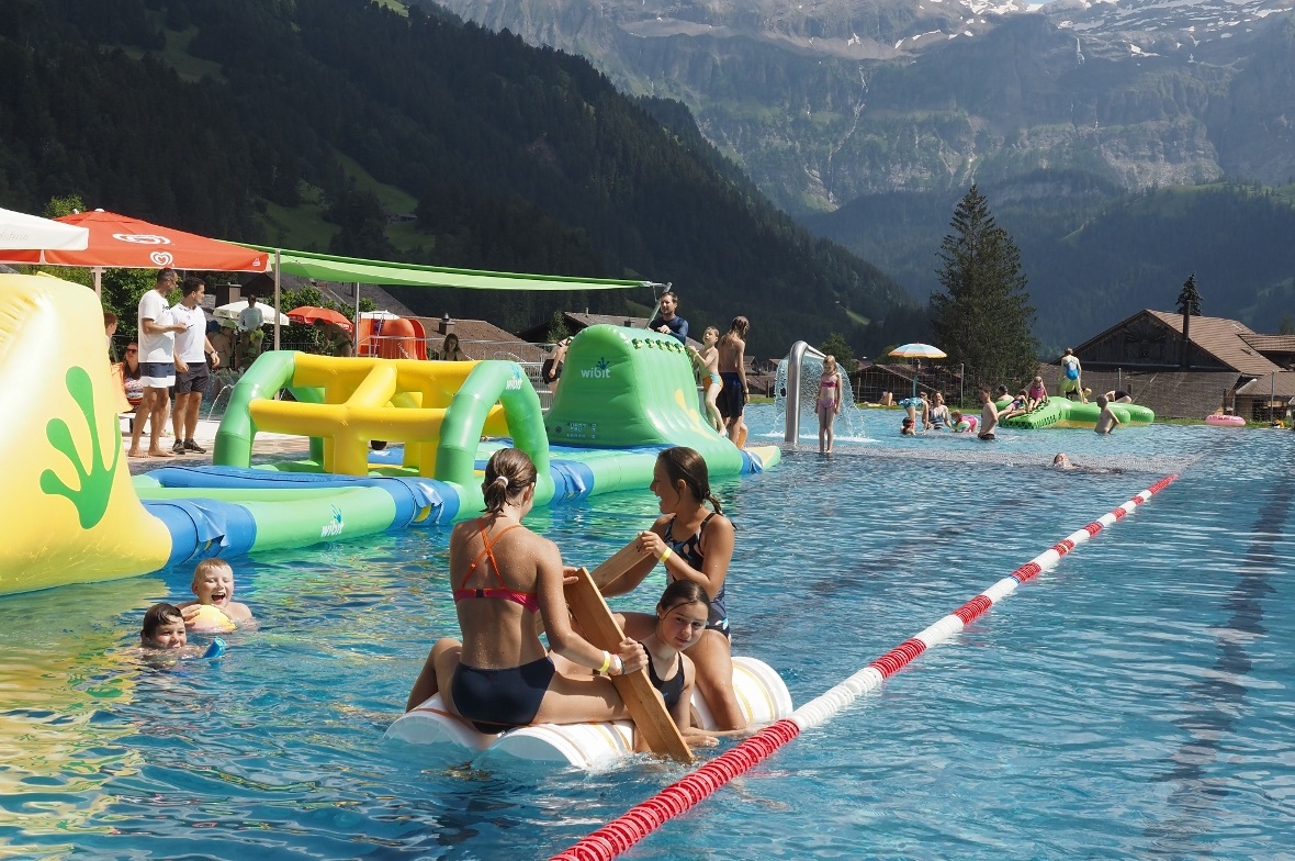 Wer schafft es, mit dem selbst gebauten Floss das Becken zu durchqueren und wieder heil am Start anzukommen?