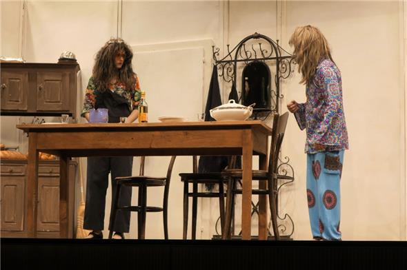 Wer wohl die geheimnisvolle Freundin des Hippies (Bruno Brunner) ist?