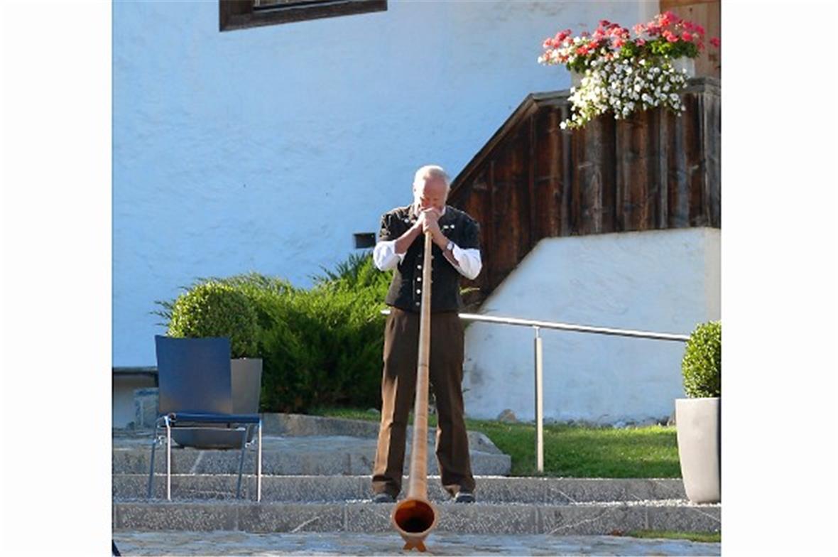 Werner Knöri eröffnete beim Beinhaus mit alplichen Klängen die Kulturnacht.