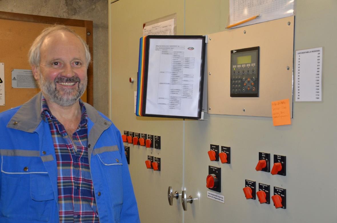 Werner Pfund gibt nach 24 Jahren Pikettdienst und einem letzten Blick auf das Schalttableau den Schlüssel zur Fernwärme-Anlage ab.