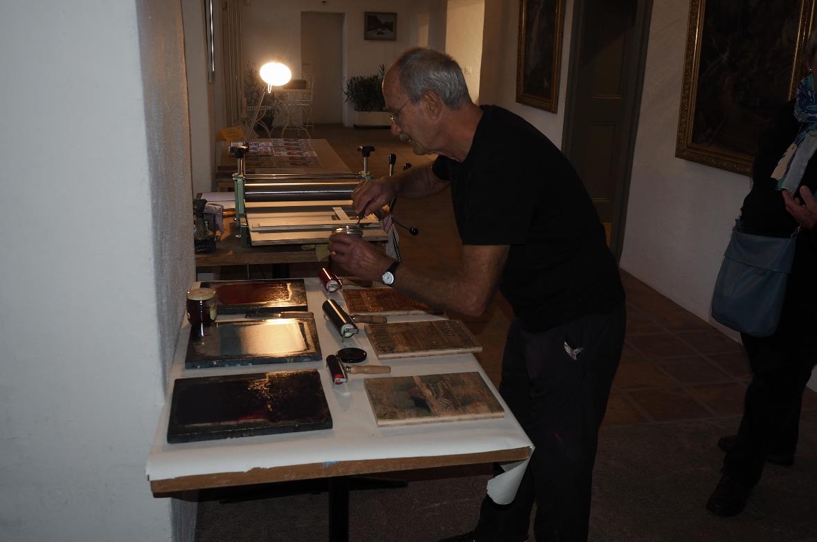 Werner Trachsel druckte mit seinen Holzstöcken ein Kulturnachtplakat.