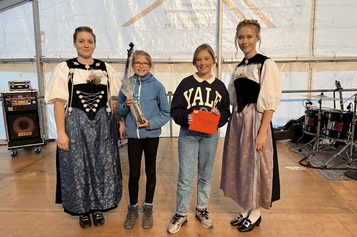 Wertung Besucher Kids vlnr: 3. Rang Rüfenacht Alessia 2. Rang Schneider Lilly (a...