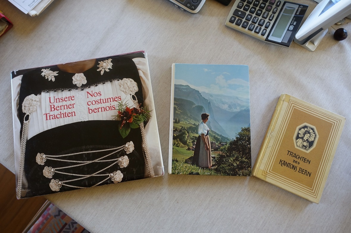Wertvolle Literatur für Trachtenschneiderinnen und -anhängerinnen.