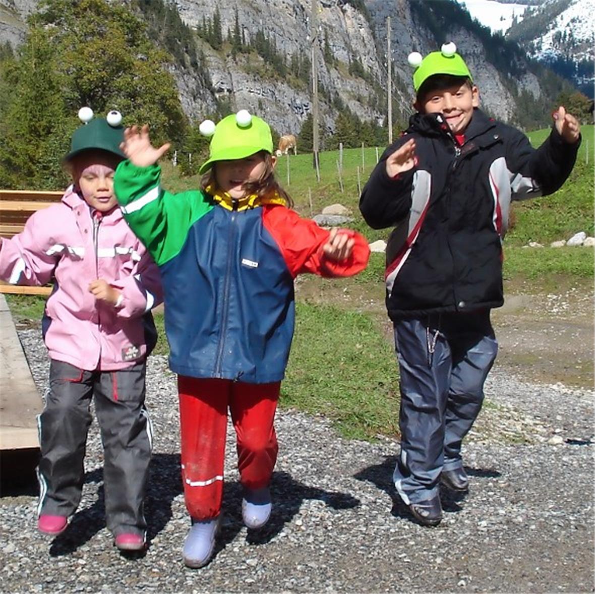 Wettfroschhüpfen der Club Grimmimutz-Mitglieder.