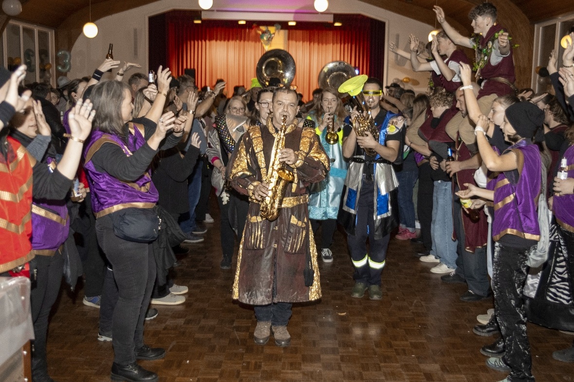 Wie Stars wurde die Guggenmusik Schattepööggler Wimmis gefeiert.