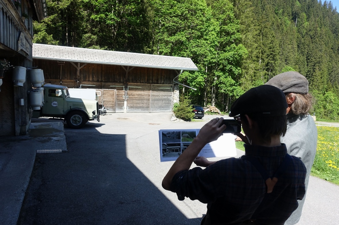 Wie auf dem alten Bild im Buch wurde der Berna-LKW parkiert, damit ihn der 15-jä...