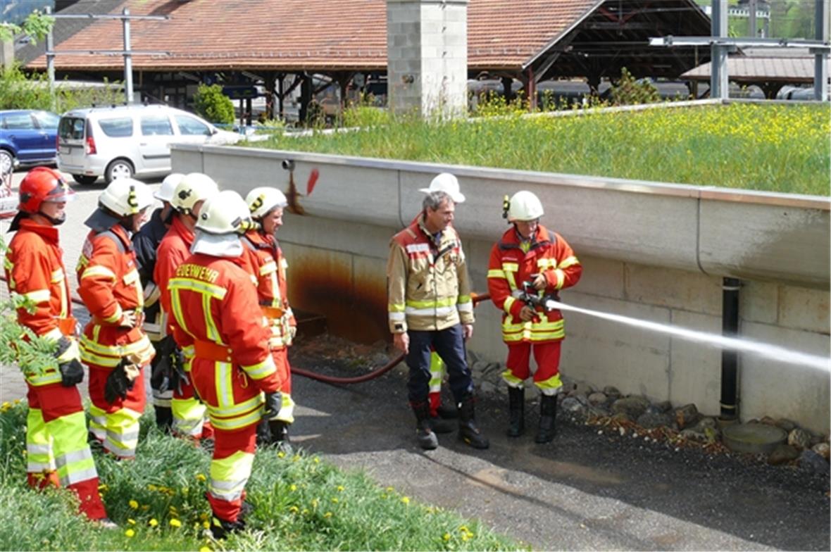 Wie bediene ich das Strahlrohr. Vollstrahl oder...