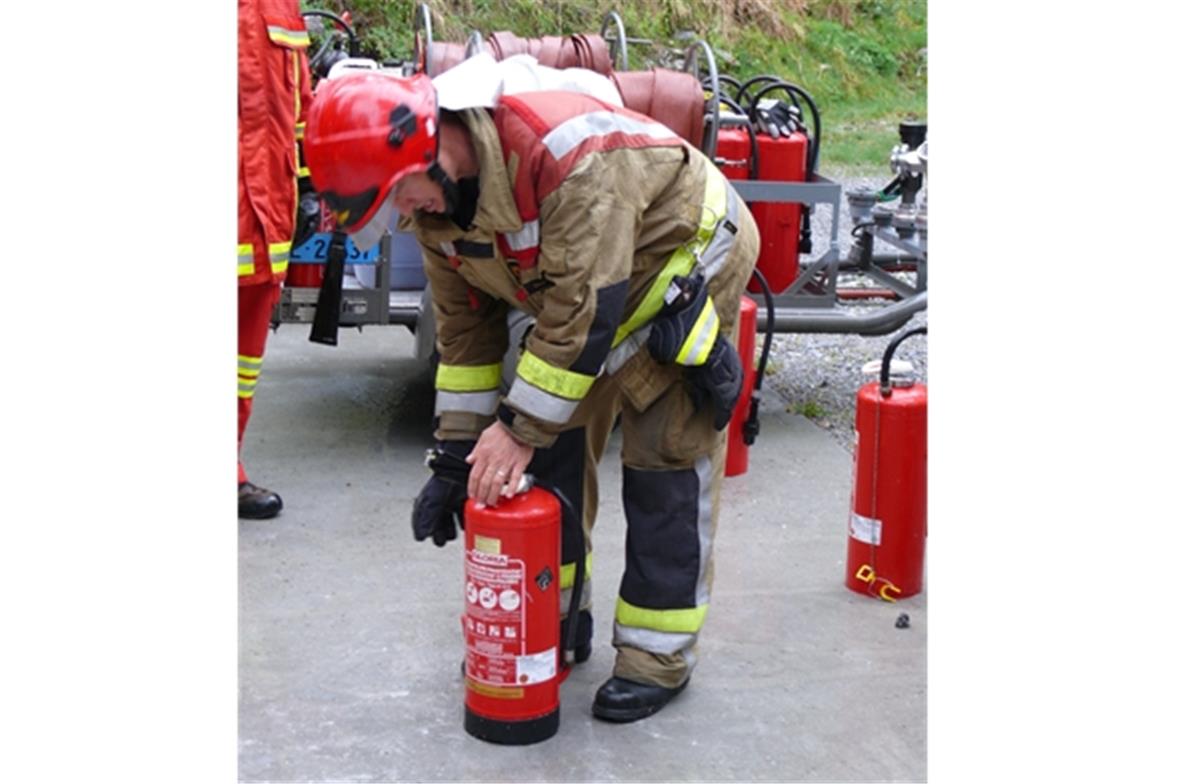 Wie bediene ich einen Feuerlöscher und welche Inhaltsstoffe haben diese.