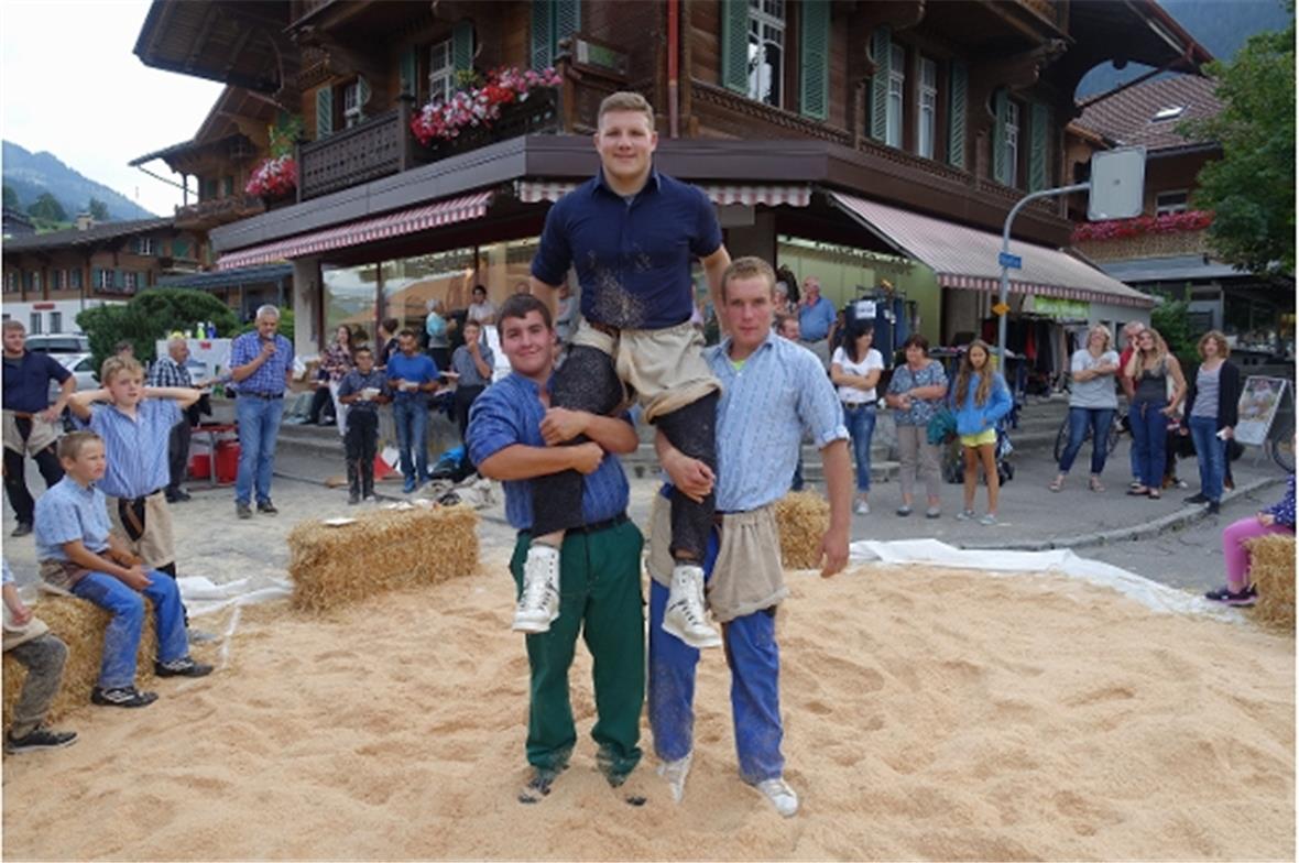 Wie bei einem richtigen Schwingfest wird der Sieger des abschliessenden Ziehens der Aktivschwinger, Patrick Gobeli, von seinen Klubkameraden Klaus Burri und auf den Schultern getragen.