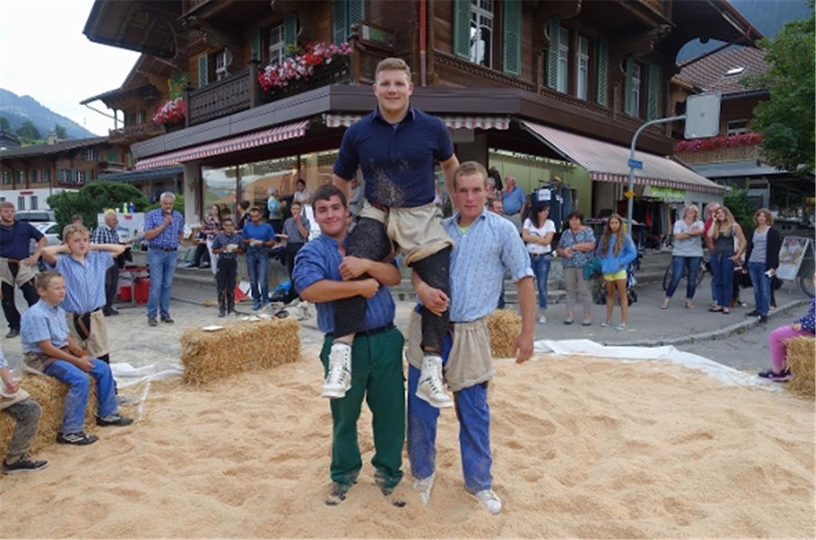 Wie bei einem richtigen Schwingfest wird der Sieger des abschliessenden Ziehens ...