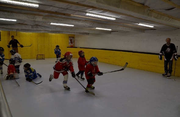 Wie die grossen Vorbilder präsentiert sich die Mannschaft der kleinsten Hockey-Schüler mit ihren Trainern Andreas Ziörjen (rechts) und Stefan Wampfler.