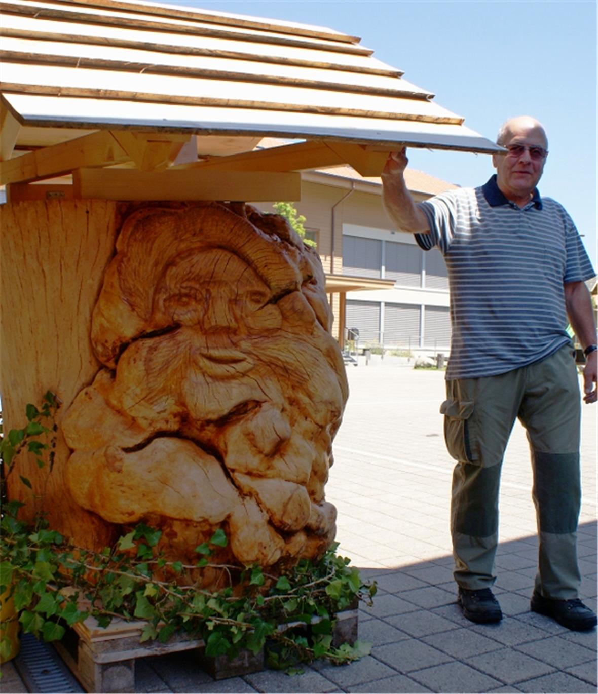 Wie eine Büste von Zeus präsentiert sich der Jäger-Kopf auf dem Buchenstamm aus dem Dachsgraben.