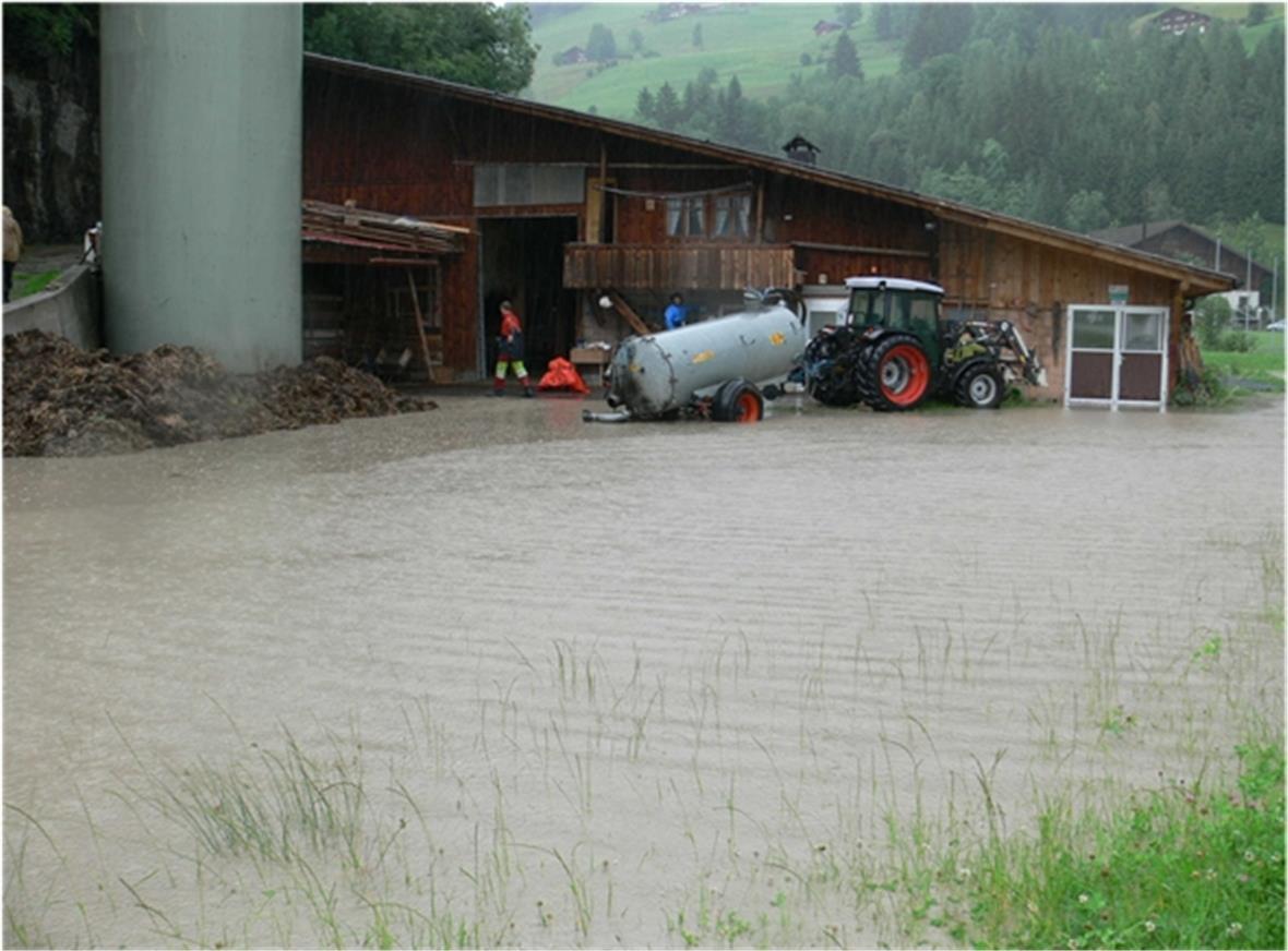 Wie eine Insel standen Stall und Landwirtschaftsmaschinen der Bauersleute Hans Allemann im Wasser.