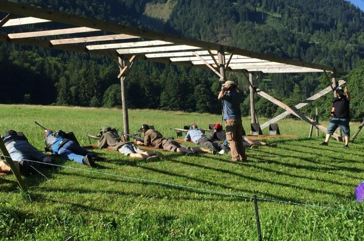 Wie früher legten sich die Schützen am Kastlanschiessen in Wimmis einfach auf de...