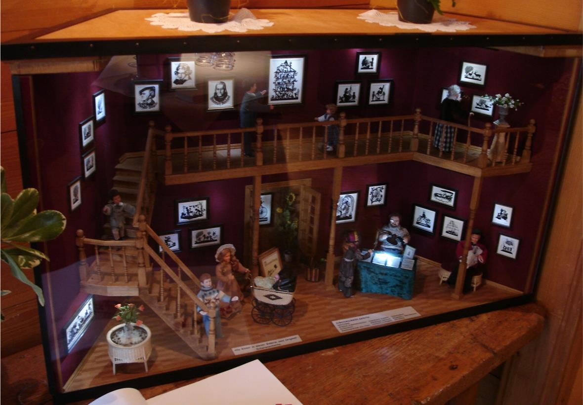 Wie in einem realen Haushalt sind die Wände mit Bildern geschmückt.