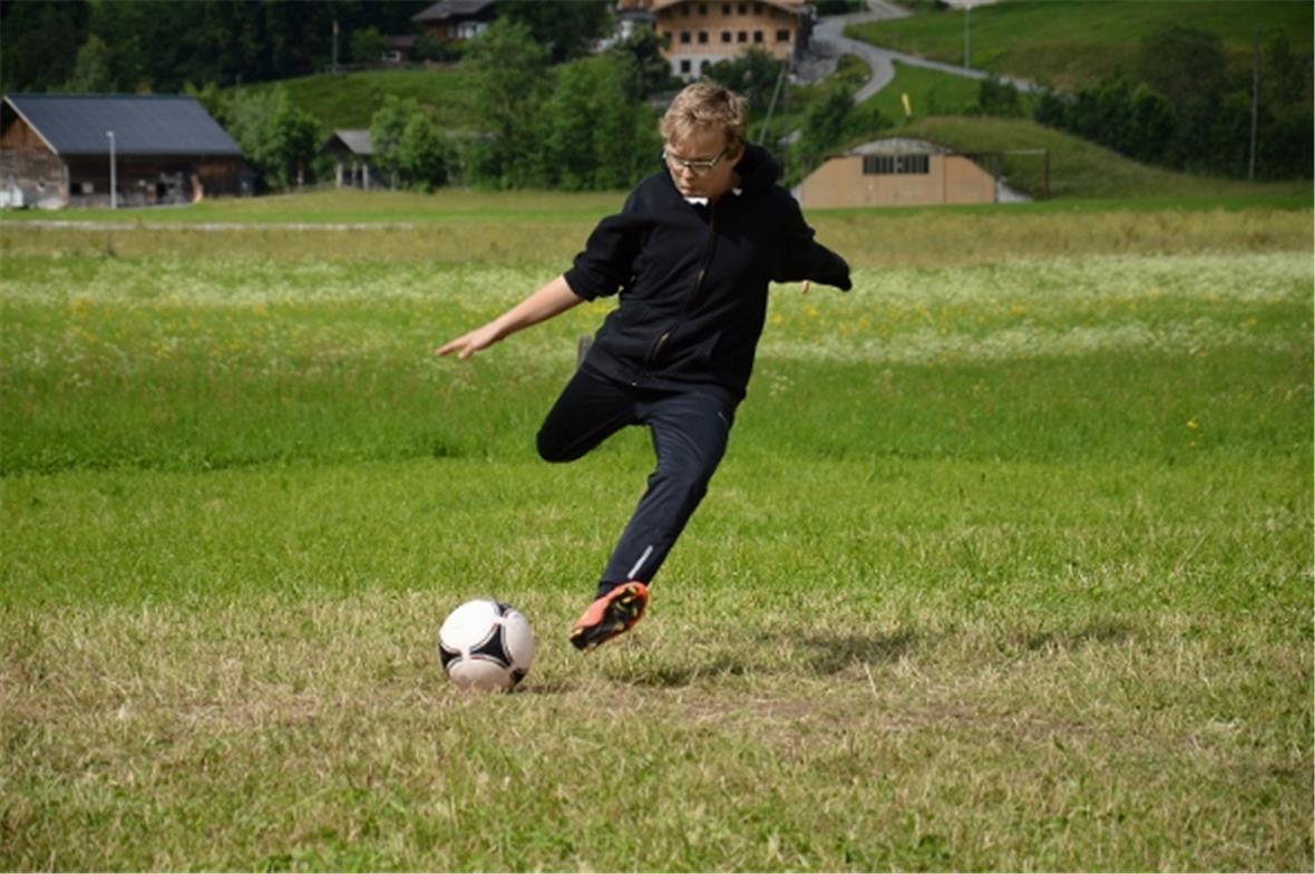 Wie schnell kann der Ball gekickt werden?