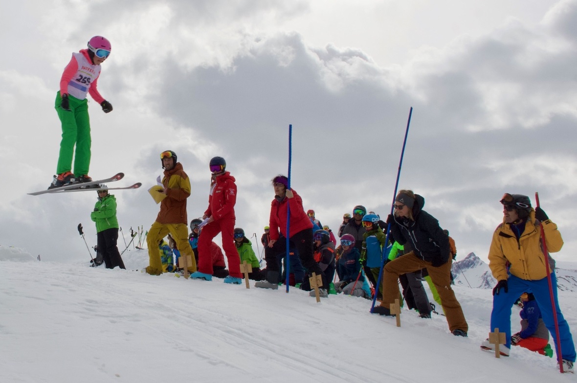 Wie weit geht der Sprung? Totale Konzentration bei den Athleten und Weitenmesser...