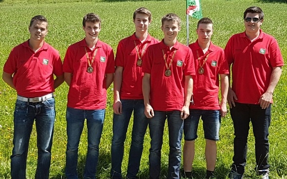 Wieder einmal dürfen die Schützen aus Erlenbach mit einer Medaille die Heimreise antreten. Jungschützenleiter Stefan Streun, Manuel und Michael Schmid, Ruedi Bühler, Rolf Schütz und der zweite Jungschützenleiter, Pascal Jutzeler.