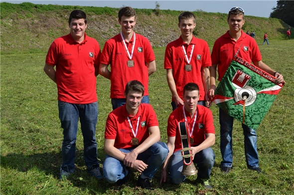 Wieder einmal durften die Jungschützen der Feldschützen Erlenbach-Latterbach mit einer Schweizermeisterschafts-Medaille die Heimreise antreten. Manuel Schmid, Ruedi Bühler (beide stehend), Michael Schmid und Rolf Schütz (kniend) und die beiden Jungschützen-Leiter Pascal Jutzeler (links) und Stefan Streun sind stolz auf ihre Leistung.